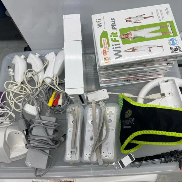 Nintendo Wii Console Set with White Controllers and Games - Picture 3 of 6